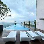 The Riveria City By 54Th Fl00R Swimming Pool